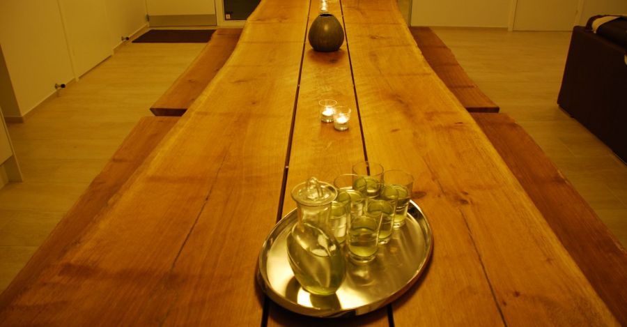 Spisebord i massive egeplanker